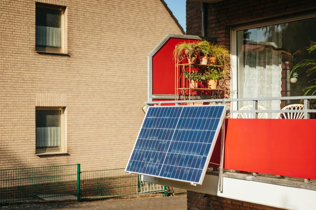 Solaranlage auf einem Balkon mit Pflanzen